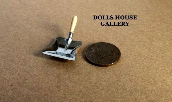 Dustpan with Wooden Handle, Dolls House Miniature, Tools & Accessories