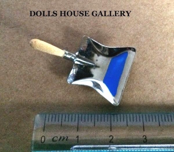 Dustpan with Wooden Handle, Dolls House Miniature, Tools & Accessories