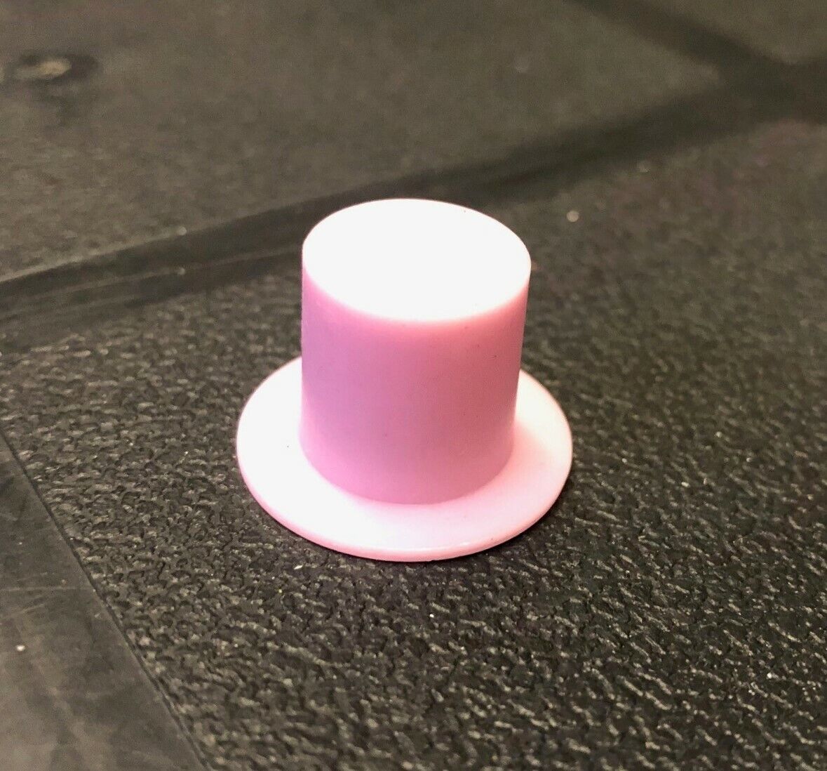 1 Pink Small Plastic Top Hat , Miniature Dolls House Miniatures Clothing