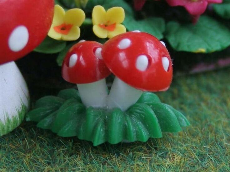2 Toadstools,  Dolls House Garden Flowers Plants Miniatures