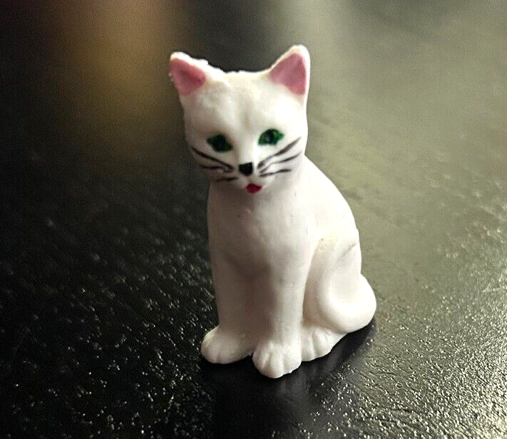 White Sitting Cat, Doll House 1:12th Scale Miniature Pussy Cat