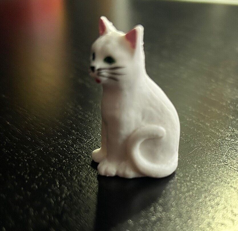 White Sitting Cat, Doll House 1:12th Scale Miniature Pussy Cat