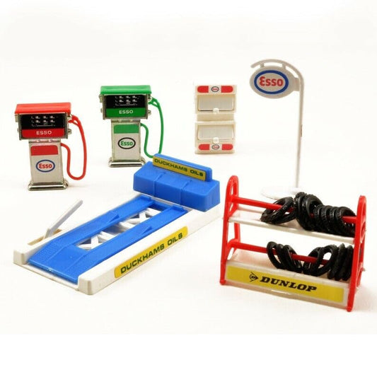 Esso Garage Set, Ramp, Petrol Pumb, Oil Cabinet, Sign, Tyre Rack Car Accessories