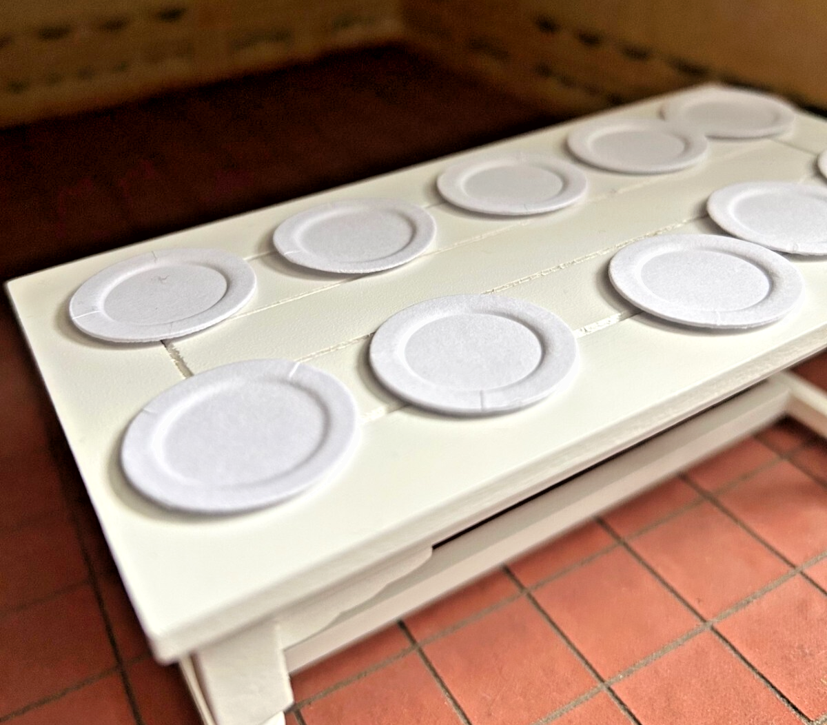 10 Paper Plates, Dolls House Miniatures Dining Accessory, Picnic Party, 25mm