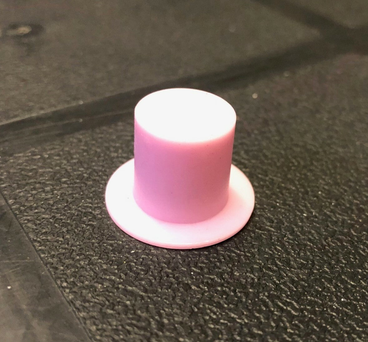 1 Pink Small Plastic Top Hat , Miniature Dolls House Miniatures Clothing