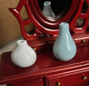 Blue & White Vases, Dolls House Miniatures, 1.12 Scale. Dolls vase