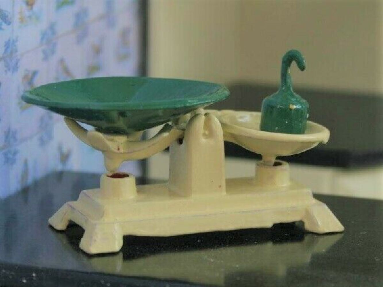 Weighing Scales Dolls House Miniature Kitchen Accessory 1:12 Scale